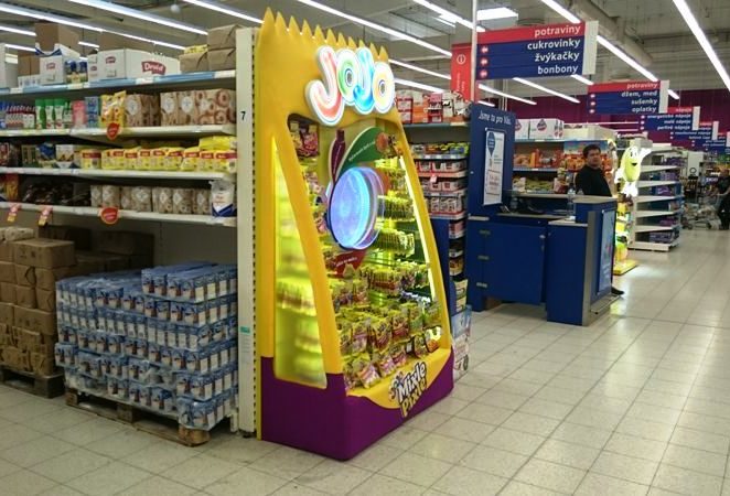 IN TESCO, JOJO ATTRACTS CUSTOMERS USING A BEWITCHING CIRCLE