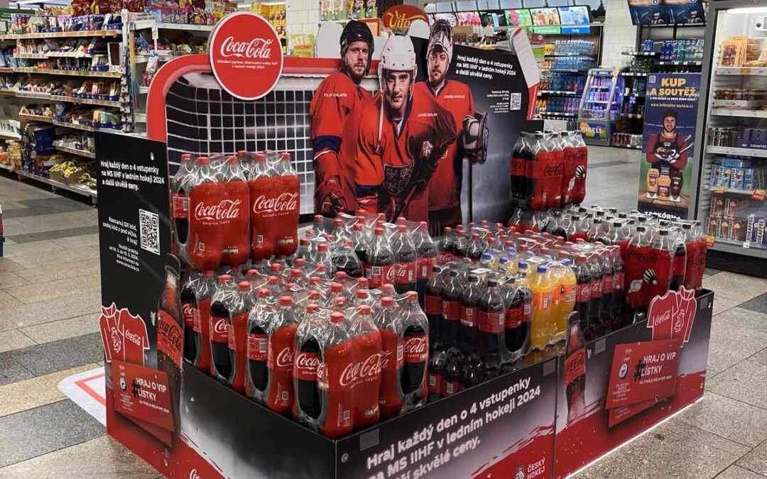 Coca-Cola fandí hokeji a na prodejních plochách je naprosto nepřehlédnutelná!