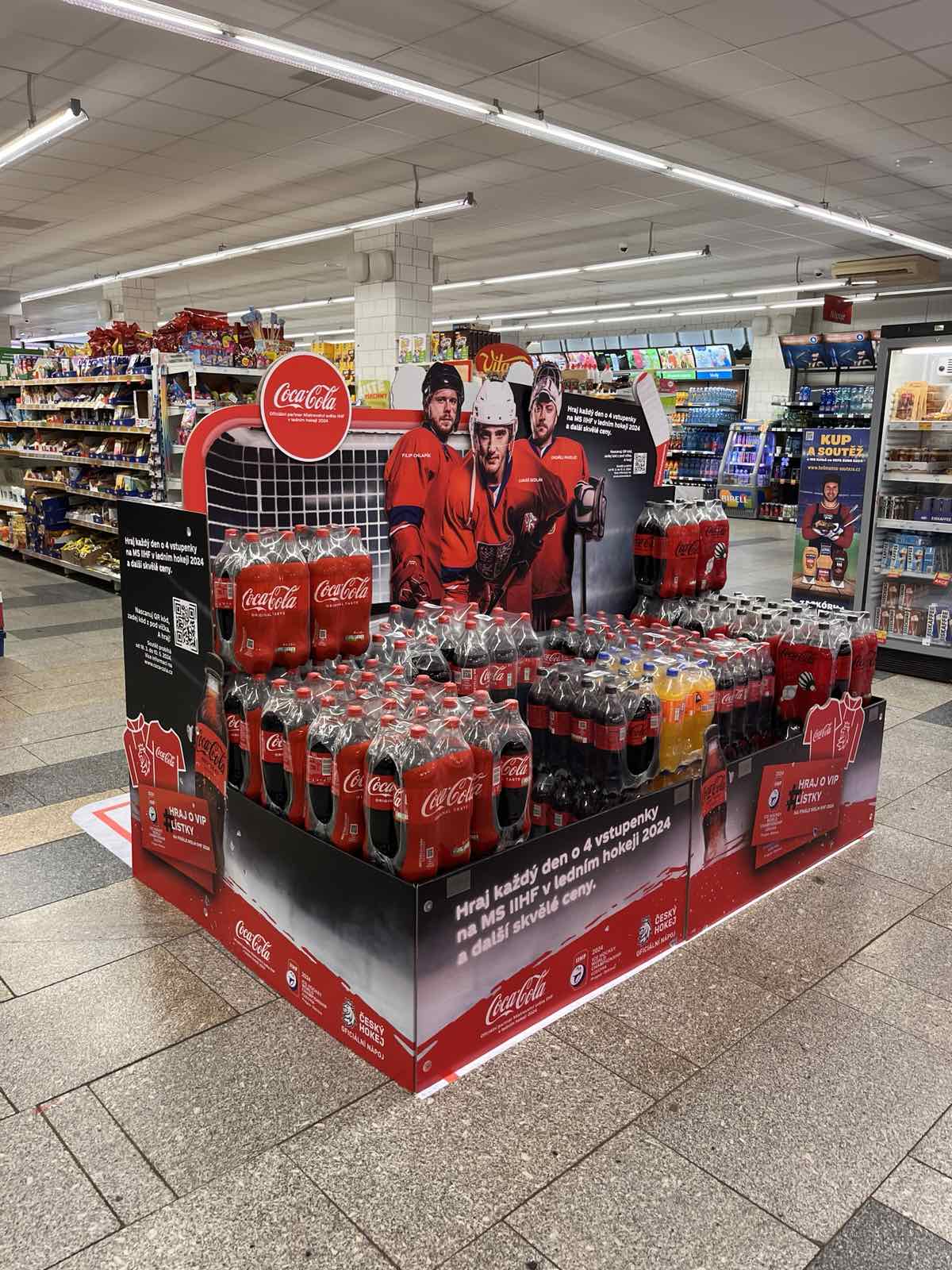 Coca-Cola fandí hokeji a na prodejních plochách je naprosto nepřehlédnutelná!